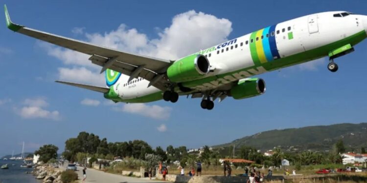 Σκιάθος: Οι τουρμπίνες αεροπλάνου έστειλαν τουρίστρια κυριολεκτικά… για μπάνιο – Δείτε το ξεκαρδιστικό βίντεο