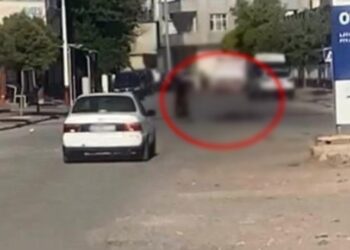 Σοκαριστικές σκηνές: Εκτελεί με πολλές σφαίρες τον φίλο της στη μέση του δρόμου