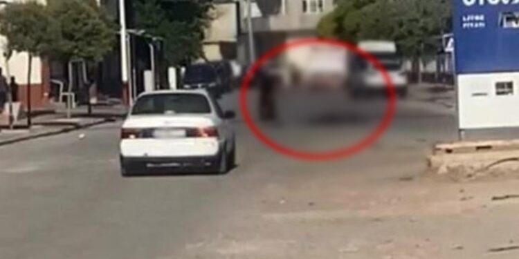 Alldaynews.gr Σοκαριστικές σκηνές: Εκτελεί με πολλές σφαίρες τον φίλο της στη μέση του δρόμου