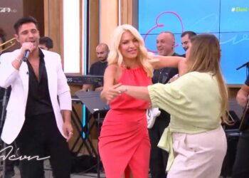 Ελένη Μενεγάκη: Εισέβαλε στο πλατό η Δανάη Μπάρκα και έγινε Χαμός!![video]