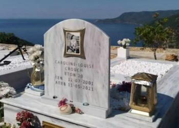 Alldaynews.gr Αλόννησος: Η Καρολάιν σαν σήμερα θα γινόταν 21 ετών – Αφήνουν κεριά στο μνήμα της