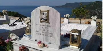 Alldaynews.gr Αλόννησος: Η Καρολάιν σαν σήμερα θα γινόταν 21 ετών – Αφήνουν κεριά στο μνήμα της