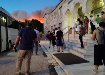 Εκκένωση τώρα στο νοσοκομείο Παίδων Πεντέλης – Έφτασαν οι φλόγες