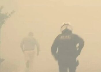 Φωτιά στην Πεντέλη: ΔΙΑΣ κυνηγάνε πολίτη που ήθελε να σώσει στο σπίτι του από τις φλόγες[video]