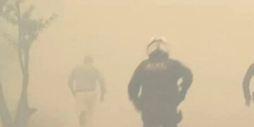 Φωτιά στην Πεντέλη: ΔΙΑΣ κυνηγάνε πολίτη που ήθελε να σώσει στο σπίτι του από τις φλόγες[video]