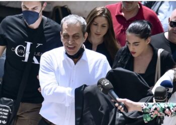 Αδαμαντίδης-Τρελή Ατάκα: «Βρε, καλώς τα παιδάκια!» είπε σε δημοσιογράφους στην Ευελπίδων