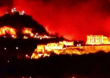 Συγκλονιστική φωτογραφία: Ακρόπολη, Λυκαβηττός και από πίσω φωτιές (φωτο, video)