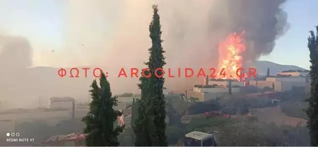Στις φλόγες πολυτελές ξενοδοχείο, στην παραλία ο κόσμος μετά την εκκένωση του ξενοδοχείου (φωτο, video)
