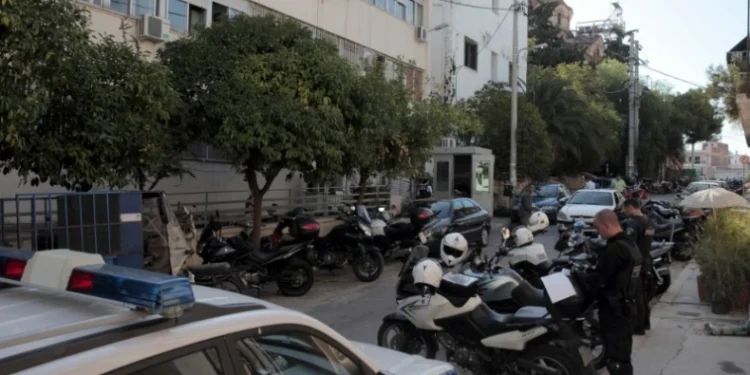 Alldaynews.gr Απίστευτο: Αστυνομικός στο Α.Τ Ρέντη απελευθέρωσε κατά λάθος κρατούμενο