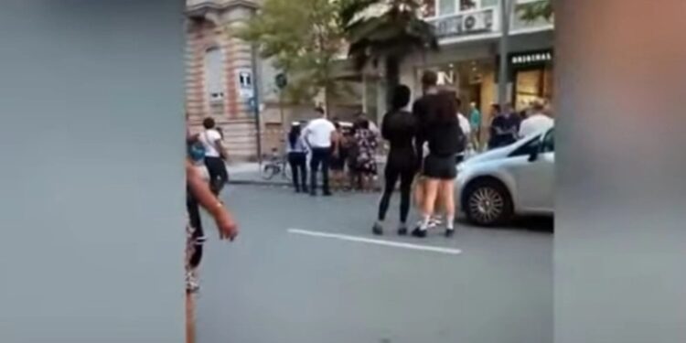 Σοκαριστικό έγκλημα: 32χρονος στραγγάλισε άνθρωπο που ζητιάνευε και οι περαστικοί τραβούσαν βίντεο (σκληρές εικόνες)