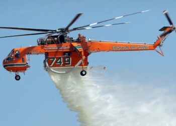 Φωτιά στα Μέγαρα: Αναγκαστική προσγείωση για ελικόπτερο που επιχειρούσε