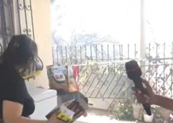 Κάηκε το σπίτι της αλλά δεν έχασε το αίσθημα φιλοξενίας: Πρόσφερε παγωτό σε ρεπόρτερ (video)