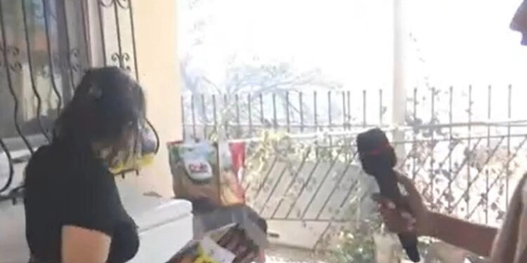 Alldaynews.gr Κάηκε το σπίτι της αλλά δεν έχασε το αίσθημα φιλοξενίας: Πρόσφερε παγωτό σε ρεπόρτερ (video)