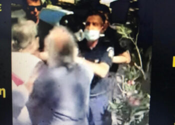 Άγριο επεισόδιο Ιερέα με αστυνομικούς (video)