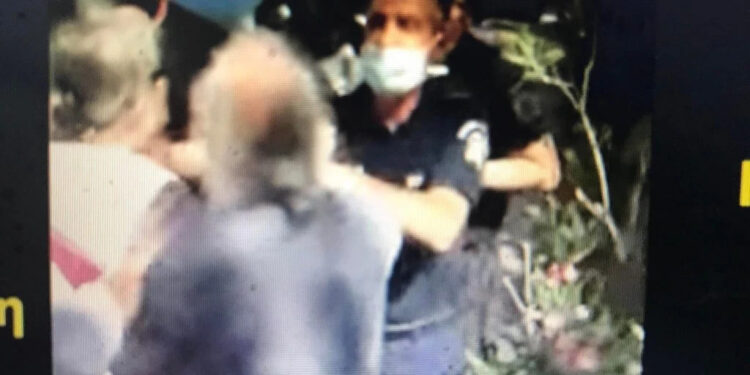 Alldaynews.gr Άγριο επεισόδιο Ιερέα με αστυνομικούς (video)