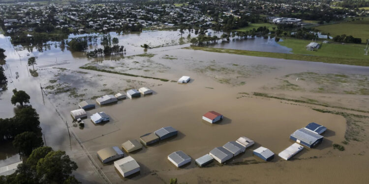 Alldaynews.gr Αυστραλία: Χιλιάδες άνθρωποι καλούνται να εγκαταλείψουν τα σπίτια τους λόγω των πλημμυρών (video)