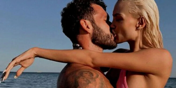 Alldaynews.gr Σχίζας – Παναγιώταρου: Παιχνίδια και καυτά φιλιά στη θάλασσα (φωτο)