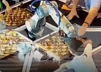 Ρομπότ έπαιζε σκάκι με 7χρονο και του έσπασε το δάχτυλο για να μη το νικήσει