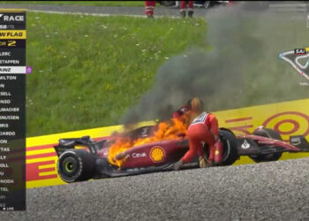 Formula 1: Στις φλόγες η Ferrari του Κάρλος Σάινθ
