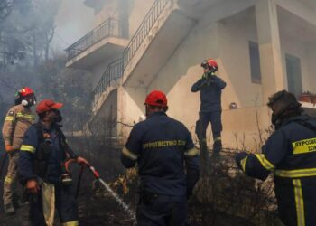 Φωτιά στη Λέσβο: Εκκενώνεται η Βρίσα – Μαίνεται η μεγάλη πυρκαγιά