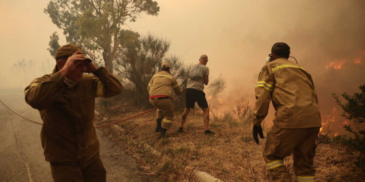 Alldaynews.gr Φωτιά στην Πεντέλη: Τρεις πυροσβέστες και πέντε πολίτες στο νοσοκομείο με αναπνευστικά και εγκαύματα