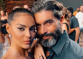 Η Βρισηίδα κολάζει με το μαγιό της στην Πάρο και ο Μαρτίκας ψάχνει τα υπογλώσσια