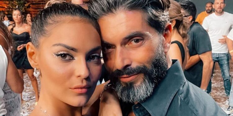 Alldaynews.gr Η Βρισηίδα κολάζει με το μαγιό της στην Πάρο και ο Μαρτίκας ψάχνει τα υπογλώσσια