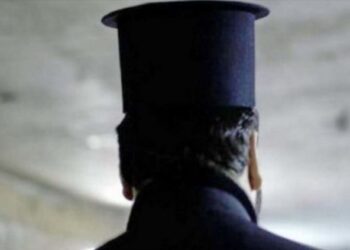 Δεν πίστευαν στα μάτια τους! Ιερέας λειτούργησε με μαγιό μέσα στη θάλασσα με στρώμα θαλάσσης αντί για Αγία Τράπεζα[Φωτογραφία]