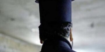 Δεν πίστευαν στα μάτια τους! Ιερέας λειτούργησε με μαγιό μέσα στη θάλασσα με στρώμα θαλάσσης αντί για Αγία Τράπεζα[Φωτογραφία]