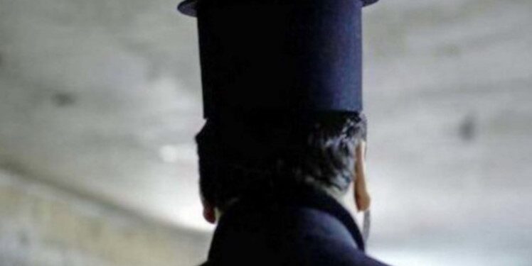 Δεν πίστευαν στα μάτια τους! Ιερέας λειτούργησε με μαγιό μέσα στη θάλασσα με στρώμα θαλάσσης αντί για Αγία Τράπεζα[Φωτογραφία]