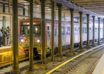 Ατύχημα για 6χρονη στον ηλεκτρικό στο Μοναστηράκι: Έπεσε στο κενό μεταξύ αποβάθρας και συρμού