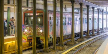 Alldaynews.gr Ατύχημα για 6χρονη στον ηλεκτρικό στο Μοναστηράκι: Έπεσε στο κενό μεταξύ αποβάθρας και συρμού