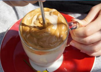 Απίστευτο συμβάν στην Πάτρα! Έγλειψε το καλαμάκι, της παρέδωσε την παραγγελία και μετά… αυτοϊκανοποιήθηκε