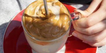 Απίστευτο συμβάν στην Πάτρα! Έγλειψε το καλαμάκι, της παρέδωσε την παραγγελία και μετά… αυτοϊκανοποιήθηκε