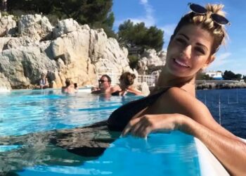 «Ζαλίζει» η πρώην Survivor Πελαγία με το αβυσσαλέο ντεκολτέ της