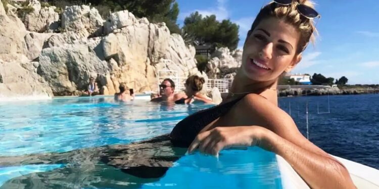 Alldaynews.gr «Ζαλίζει» η πρώην Survivor Πελαγία με το αβυσσαλέο ντεκολτέ της