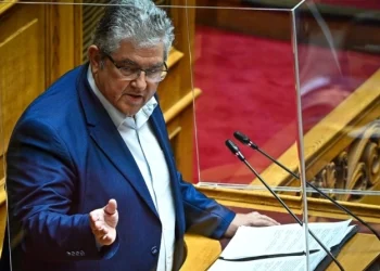 Κουτσούμπας σε Μητσοτάκη για ακρίβεια: «Το πιτόγυρο πήγε 3,5€, σουβλάκια δεν τρώτε, βενζίνη δεν βάζετε;» (vid)