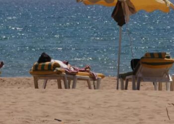 ”Πάγωσαν” στην παραλία: Νόμιζαν ότι έκανε ηλιοθεραπεία αλλά ήταν… νεκρός