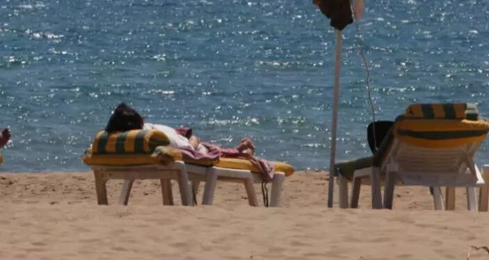 Alldaynews.gr ”Πάγωσαν” στην παραλία: Νόμιζαν ότι έκανε ηλιοθεραπεία αλλά ήταν… νεκρός