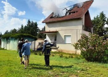 Λάρισα: Κεραυνός χτύπησε κατοικημένο σπίτι – Μεγάλες καταστροφές(φωτο, video)