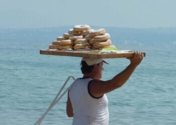 Χαλκιδική: Τους εξανάγκαζε να πωλούν λουκουμάδες και μετά τους εκβίαζε – Το “δίκτυο επιχειρήσεων” 39χρονου