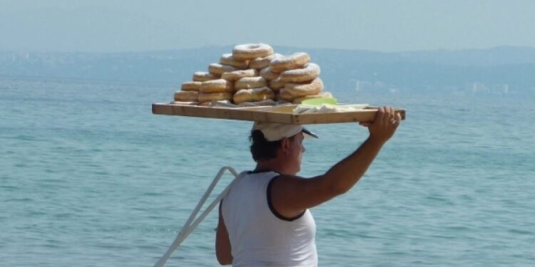 Χαλκιδική: Τους εξανάγκαζε να πωλούν λουκουμάδες και μετά τους εκβίαζε – Το “δίκτυο επιχειρήσεων” 39χρονου