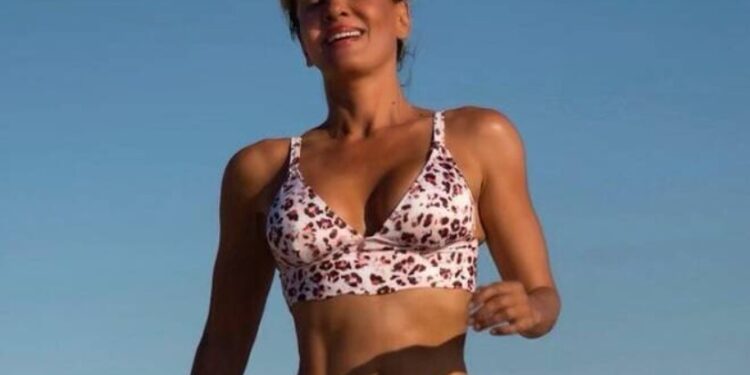 Alldaynews.gr Δήμητρα Ματσούκα: Πόζαρε με μαύρο ολόσωμο μαγιό και … μείναμε άφωνοι