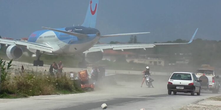 Alldaynews.gr Βίντεο ντοκουμέντο από την εκτίναξη της τουρίστριας στο αεροδρόμιο της Σκιάθου (video)