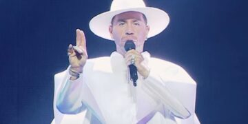 Alldaynews.gr O Γιώργος Μαζωνάκης ντύθηκε… Πάπας κι ευλόγησε το κοινό των Mad