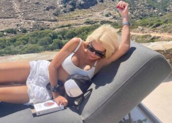 Τρέλανε κόσμο η Ελένη Μενεγάκη: Ανέβασε φωτογραφία με λευκό μπικίνι