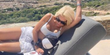 Alldaynews.gr Τρέλανε κόσμο η Ελένη Μενεγάκη: Ανέβασε φωτογραφία με λευκό μπικίνι