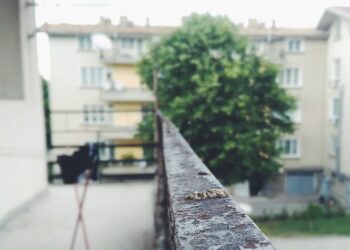 Σε κρίσιμη κατάσταση 20χρονη κοπέλα-Έπεσε απο μπαλκόνι