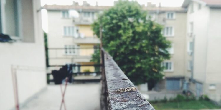 Σε κρίσιμη κατάσταση 20χρονη κοπέλα-Έπεσε απο μπαλκόνι