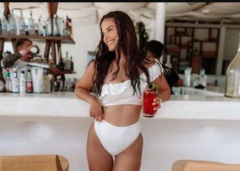 Χριστίνα Μπόμπα: Έδειξε νέα φωτογραφία με τις ραγάδες στην κοιλιά